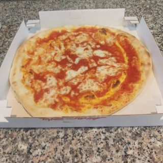 Pizza salame e cotto e salsiccia e wurstel 