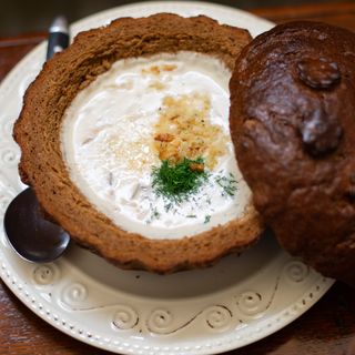 Сирний суп у хлібній тарілці