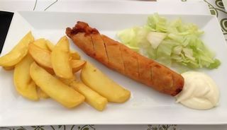 Flamenquín con patatas y pimientos