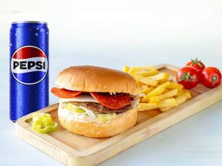 Spajsi burger, pomfrit i Pepsi