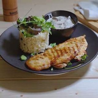 Piept de pui cu sos de ciuperci si orez cu legume 400 g