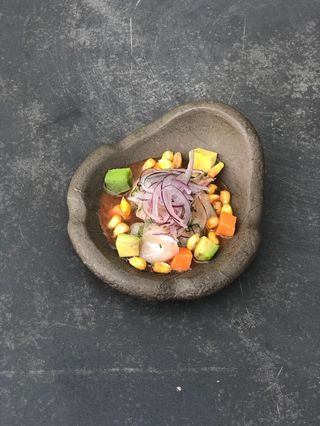 Ceviche picante de corvina, aguacate y maiz