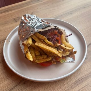 Souvlaki w picie greckiej z frytkami