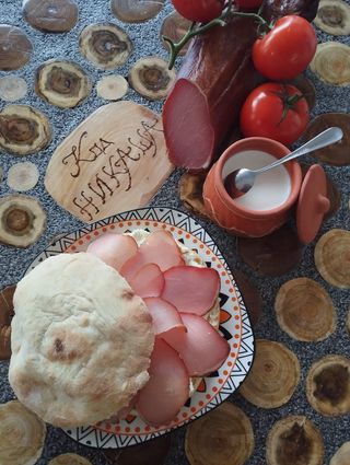 Lepinja sa kajmakom i pršutom