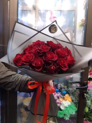 #11.  15 წითელი პრემიუმ ხარისხის ჰოლანდიური ვარდის თაიგული