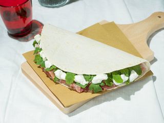 Piadina con crudo, insalata e philadelphia