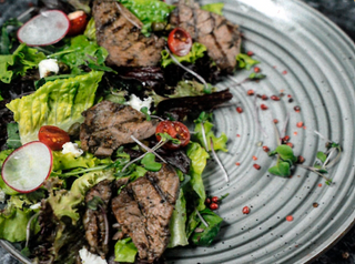 Салат з грільованою телятиною (150г)