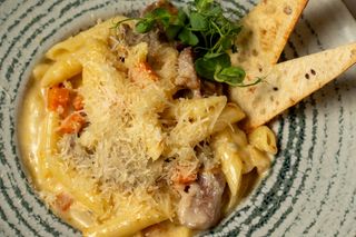 Penne Quattro Formaggi cu legume și mușchiuleț de porc