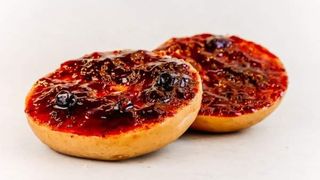 Slatki bagel maslac i pekmez