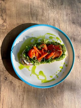 Тост з лососем з мусом авокадо