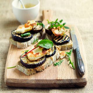 Tostada con berenjena asada