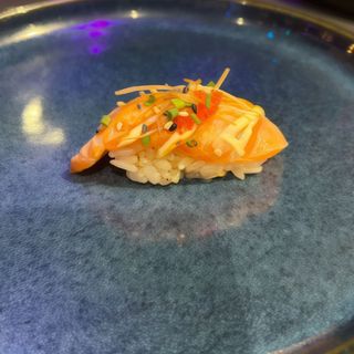 53.Nigiri salmón flambeado (2 uds.)