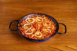 პაეია ქათმით და კალმარებით