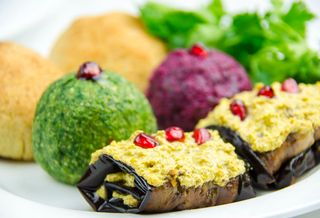 ნიგვზიანი ბადრიჯნი და ისპანახის ფხალი მჭადით