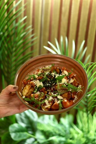 Салат с хрустящими баклажанами и сыром фета