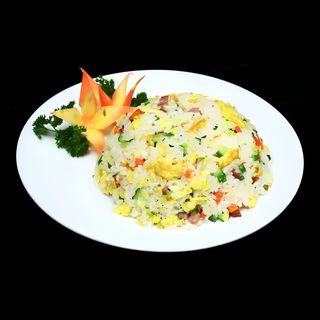 Рис жареный с овощами и яйцом