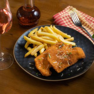 Șnițel de pui cu cartofi prăjiți ( pechuga rebozada de pollo con patatas)