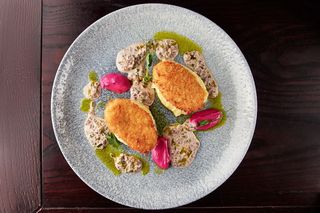 Курячі котлетки з трюфельним маслом, картопляним пюре та мусом із копченого буряка (100/130/60г)