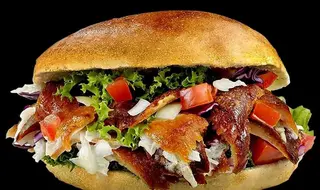Panino con carne, verdure e salse