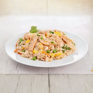 124. Пържен ориз с пилешко (800г)