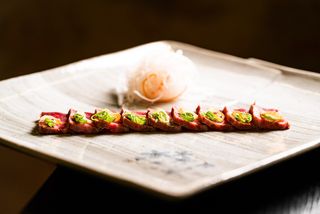 BEEF TATAKI CON PONZU Y CHIPS DE AJO CRUJIENTE