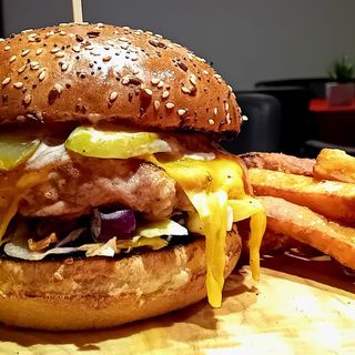 Barococodak burger, pommes od batata, tartar umak