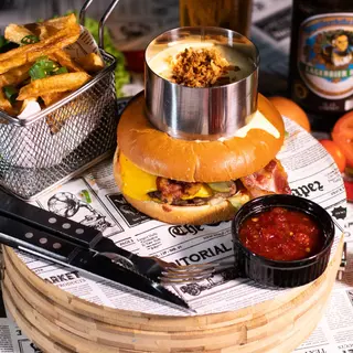 Chef's Burger cu cartofi prajiti/wedges si sos la alegere