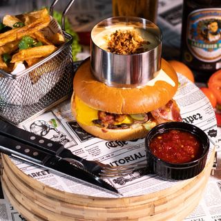 Chef's Burger cu cartofi prajiti/wedges si sos la alegere