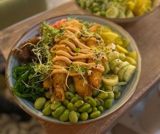 Poke bowl z krewetkami w tempurze