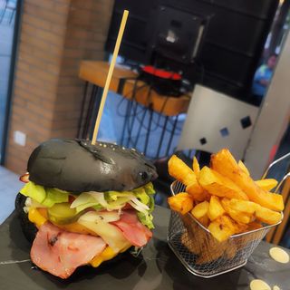 Hamburguesa De La Casa La Pepinera