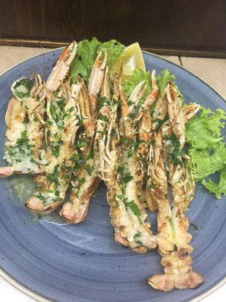 Creveți în sos Pelati cu usturoi