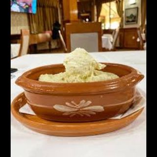 Kačamak sa kajmakom, sirom i slaninom