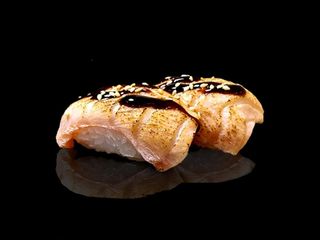 Суші з лососем гриль