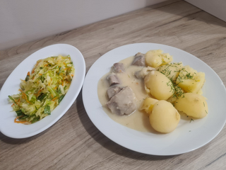 Ozorki wieprzowe w sosie musztardowym , ziemniaki , surówka z czerwonej kapusty