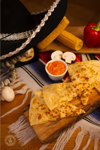 Naleśnikowe quesadillas wegańskie (Ser żółty(vegan)pieczarki, cebula prażona( 4szt