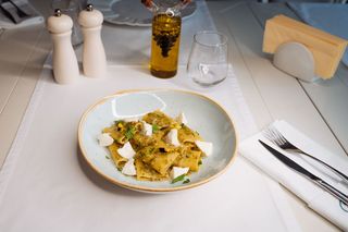 Pacheri cu pesto şi bufala 