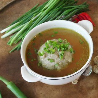 Rosół z drobiowym pulpetem i makaronem