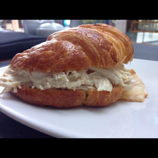 CROISANT POLLO DESMENUZADO Y QUESO