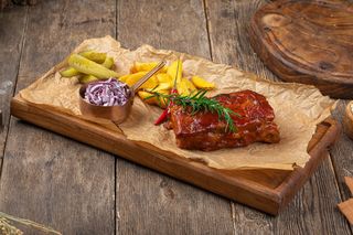 Свиные ребра барбекю с коуслоу и картофельными дольками (620 гр)