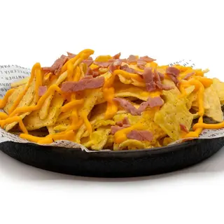 Nachos com molho cheddar e guacamole