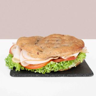Focaccia integrale con affettato di tacchino, lattuga e pomodoro