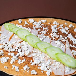 Палачинка с пилешко филе, сирене и пресни краставички - пълнозърнеста