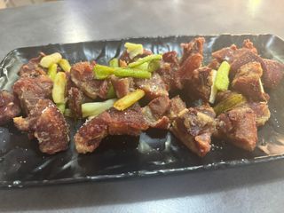 Morro frito con ajetes tiernos