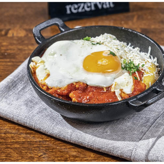 Tochitură din carne de porc gătită la ceaun cu mămăligă, ou și brânză telemea