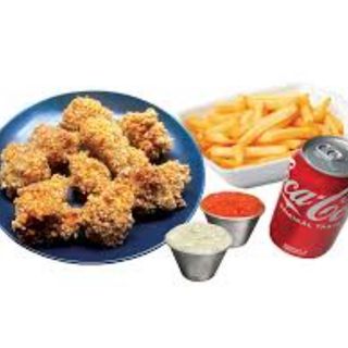 Menú De Pop Corn De Pollo Con Patatas Fritas Y Bebida