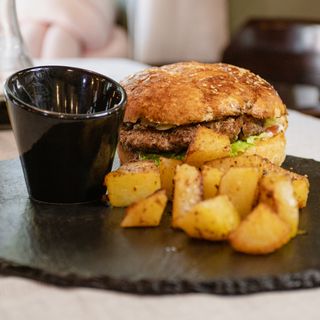 Hamburger classic + Pomfrit