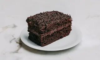 Fatia de bolo brigadeiro