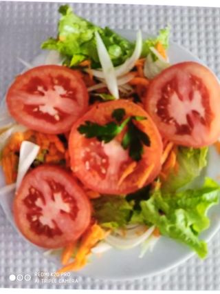 Salada de Alface, Tomate, Cebola e Cenoura