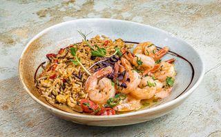 Creveti in sos de vin alb cu ardei iute si orez prajit