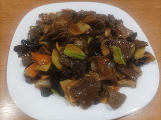 84. Патешко месо с бамбук и черни гъби (700гр)